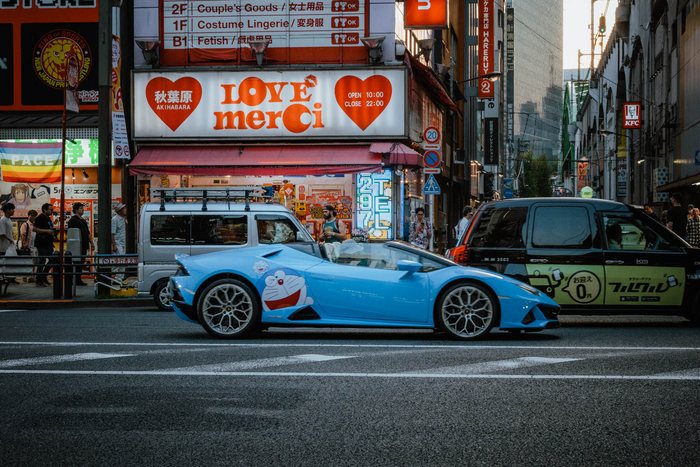 Tokyo uomo cappello marciapiede, fotografia di viaggio e street photography in Giappone