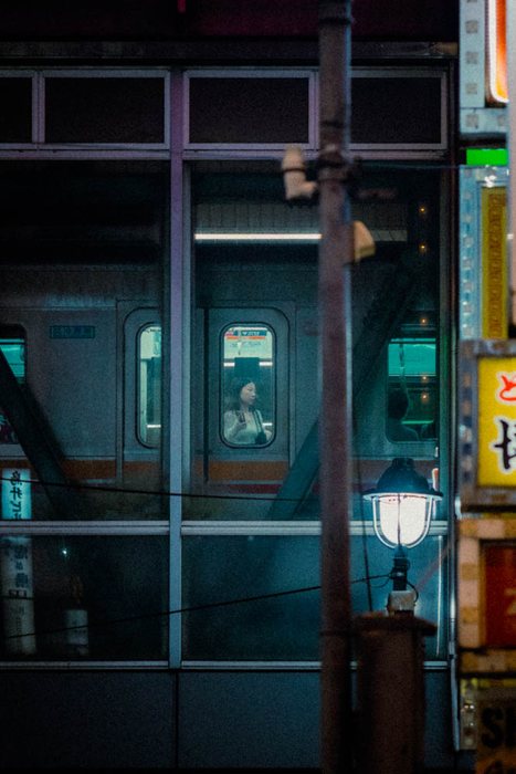 Tokyo uomo curvo marciapiede, fotografia di viaggio e street photography in Giappone