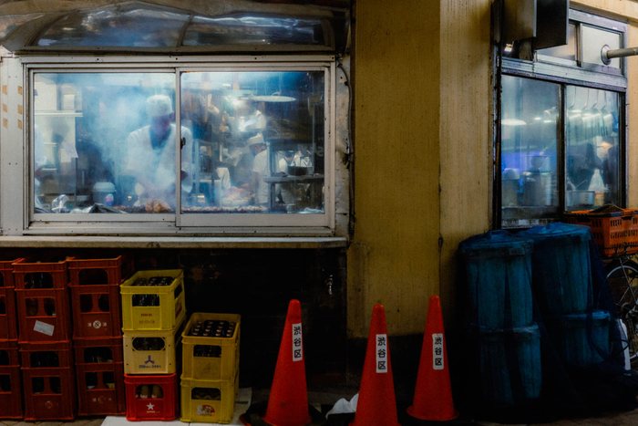 Tokyo uomo familymart notte, fotografia di viaggio e street photography in Giappone