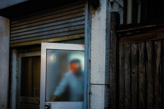 Tokyo uomo porta locale, fotografia di viaggio e street photography in Giappone