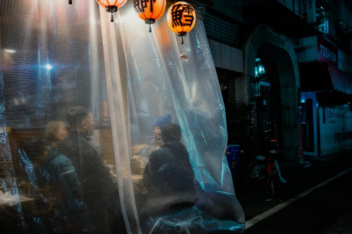 Tokyo uomo stazione notte, fotografia di viaggio e street photography in Giappone