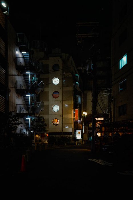 Tokyo uomo vetrina stazione, fotografia di viaggio e street photography in Giappone
