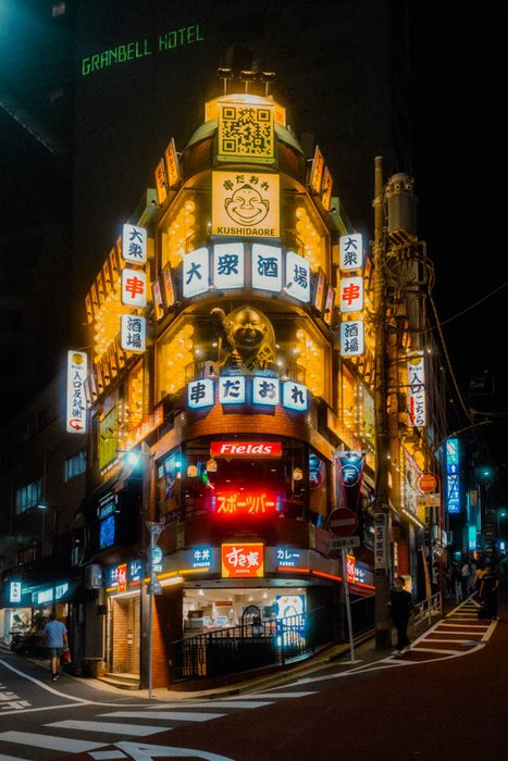 Tokyo vetrina appannata clienti, fotografia di viaggio e street photography in Giappone