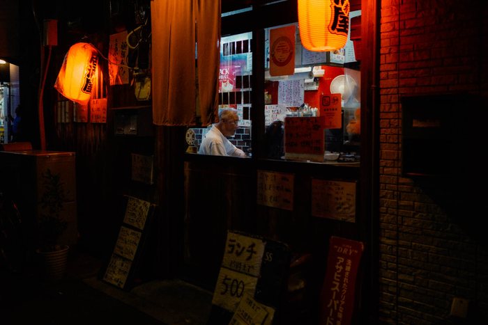 Tokyo vetrina luce arancione, fotografia di viaggio e street photography in Giappone
