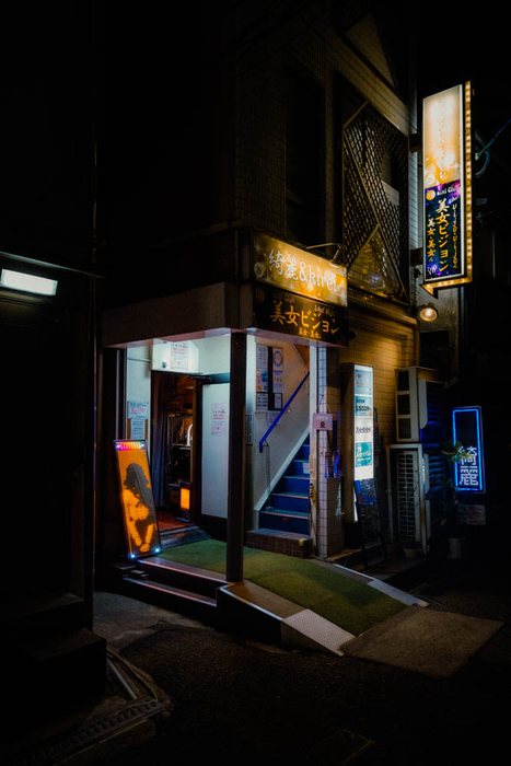 Tokyo via commerciale notte, fotografia di viaggio e street photography in Giappone