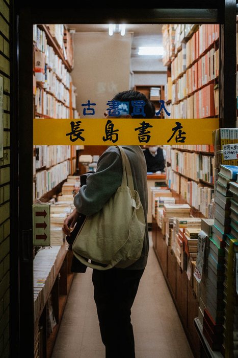 Tokyo via neon affollata, fotografia di viaggio e street photography in Giappone