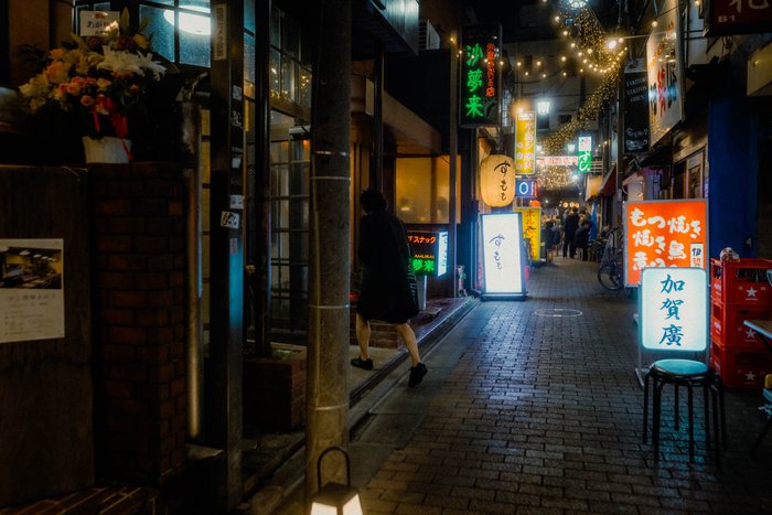 Tokyo vicolo blu lanterne, fotografia di viaggio e street photography in Giappone