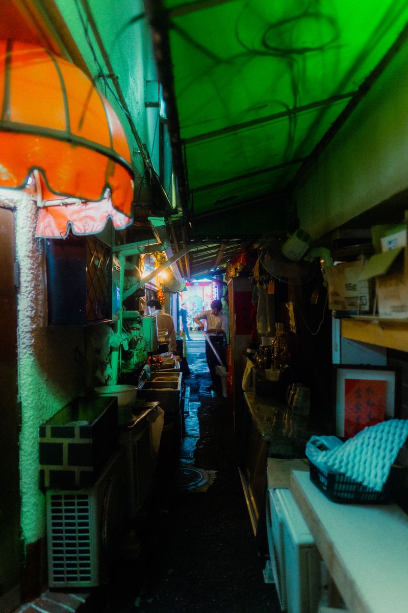 Cucina all’aperto sotto una tenda verde in un vicolo, Shinjuku, Tokyo