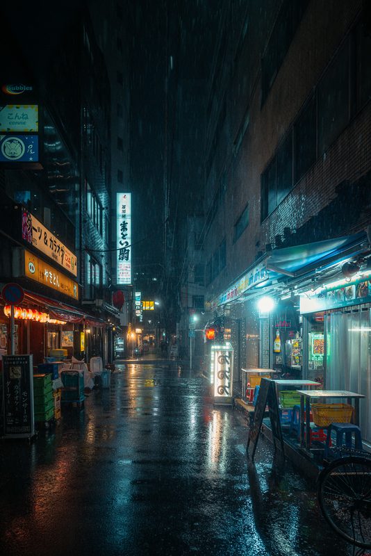 Vicolo di izakaya con lanterne rosse sotto la pioggia, di notte, Tokyo