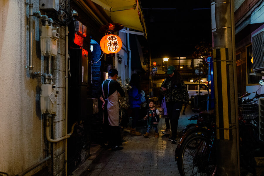 Vicolo con lanterna e biciclette nella notte, Tokyo