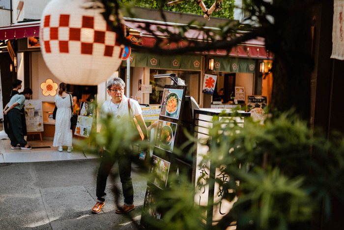 Tokyo vicolo lanterna notte, fotografia di viaggio e street photography in Giappone