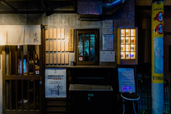 Tokyo vicolo notturno insegne, fotografia di viaggio e street photography in Giappone