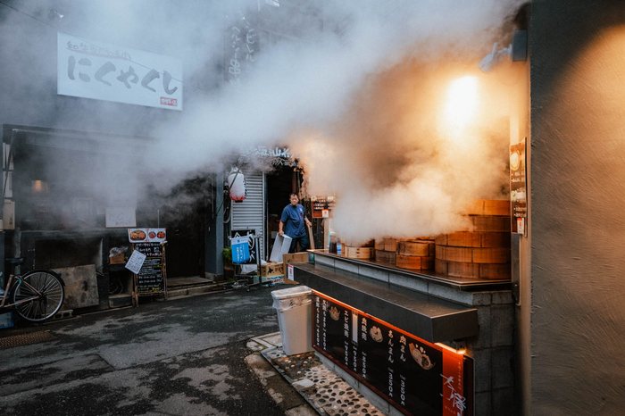Tokyo vicolo ristoranti affollato, fotografia di viaggio e street photography in Giappone