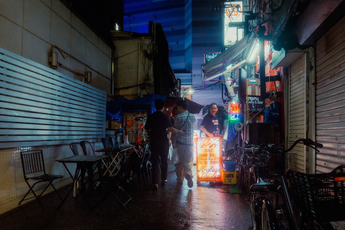 Vicolo con tavolini e narghilè davanti a un caffè arabo, Shinjuku, Tokyo