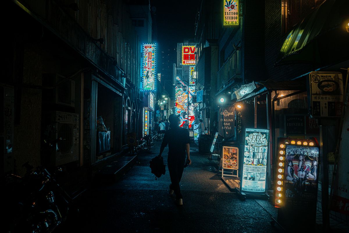 Silhouette di un uomo che percorre un vicolo tra le insegne, Kabukichō, Tokyo