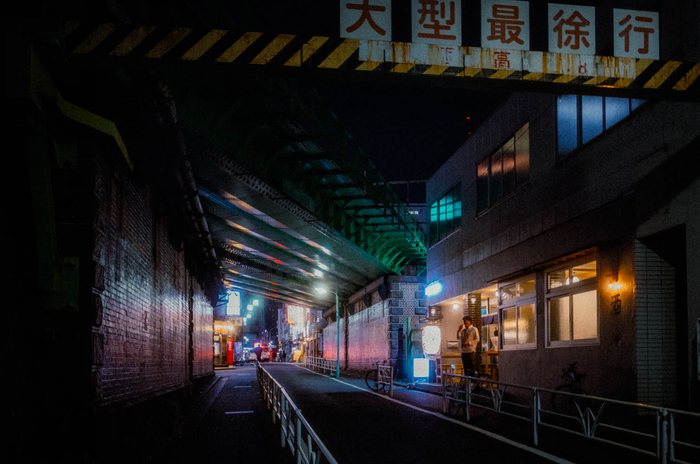Tokyo vicolo stazione notte, fotografia di viaggio e street photography in Giappone