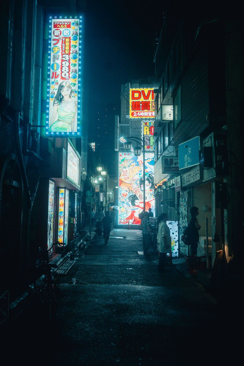 Vicolo stretto con un grande murale illuminato in fondo, Kabukichō, Tokyo