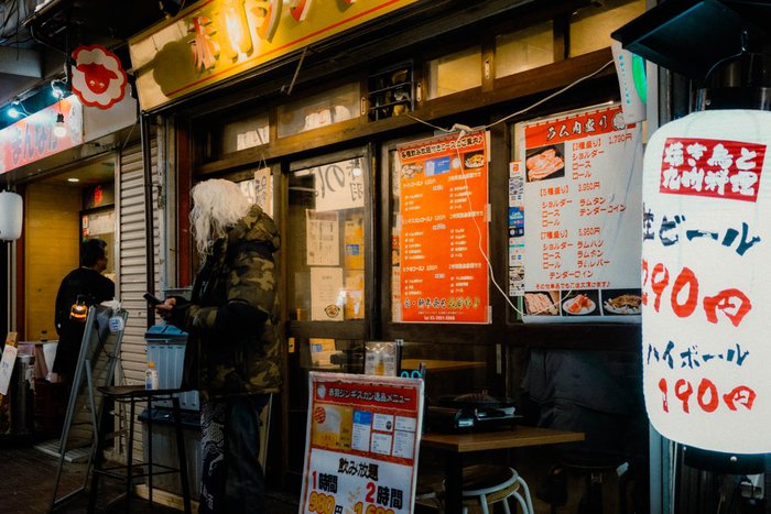 Tokyo vicolo stretto insegne, fotografia di viaggio e street photography in Giappone
