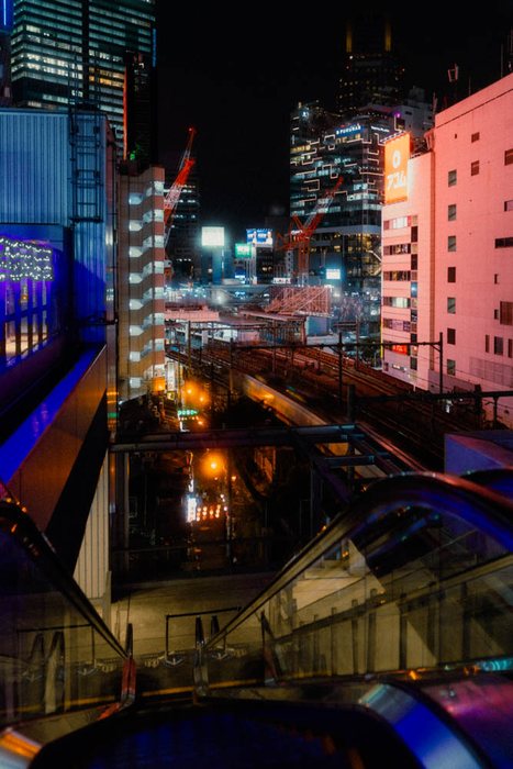 Tokyo vicolo tra palazzi, fotografia di viaggio e street photography in Giappone