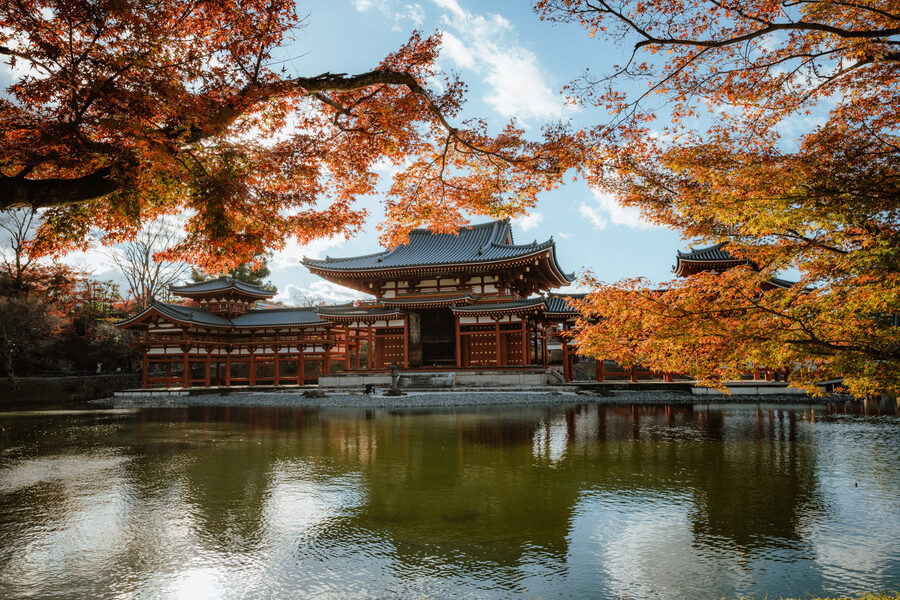 Il Byōdō-in tra le foglie autunnali riflesso nell’acqua, Uji