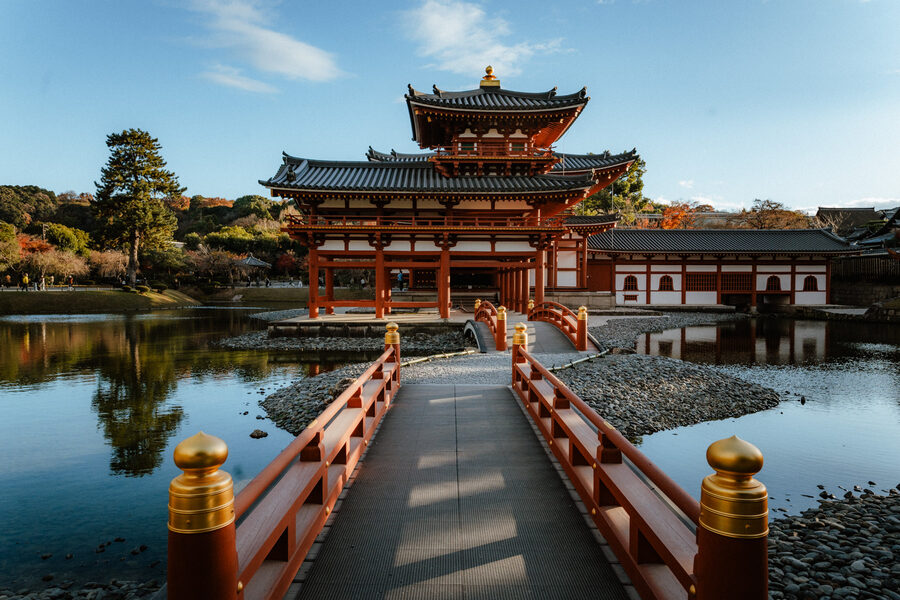 Ponte rosso conduce al complesso del Byōdō-in, Uji