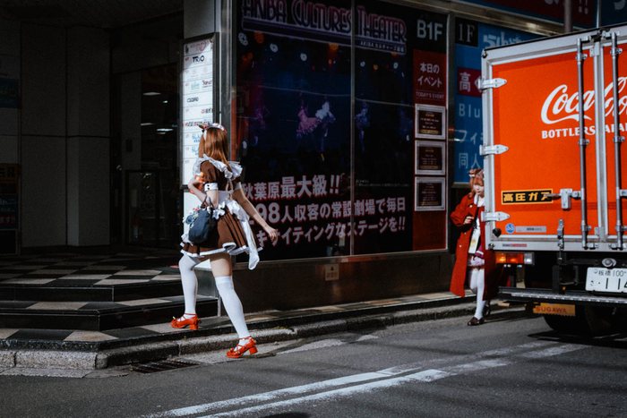 Yokohama camion rosso marciapiede, fotografia di viaggio e street photography in Giappone