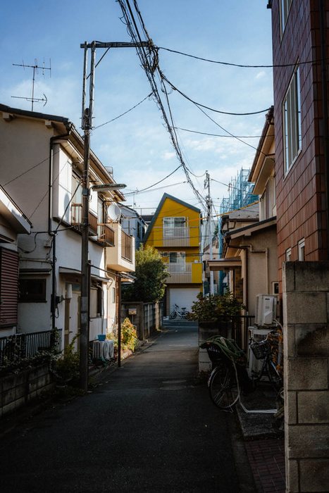 Yokohama locale insegna rossa, fotografia di viaggio e street photography in Giappone