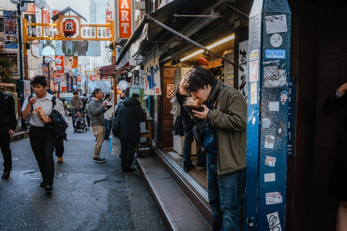 Yokohama mercato passanti sera, fotografia di viaggio e street photography in Giappone