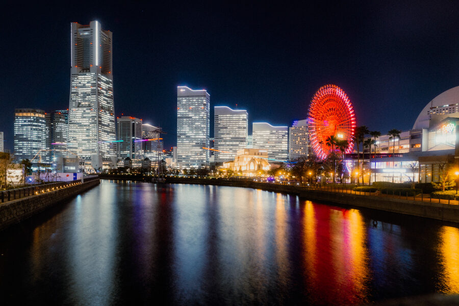 Minato Mirai e la ruota panoramica riflessi nell’acqua, Yokohama