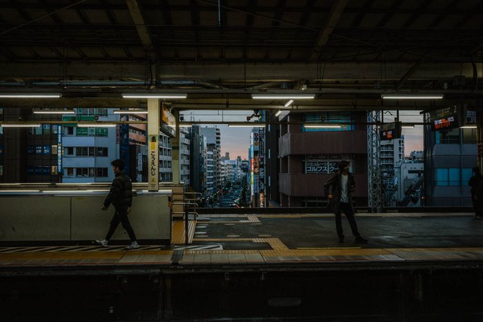 Yokohama neon vicolo pioggia, fotografia di viaggio e street photography in Giappone