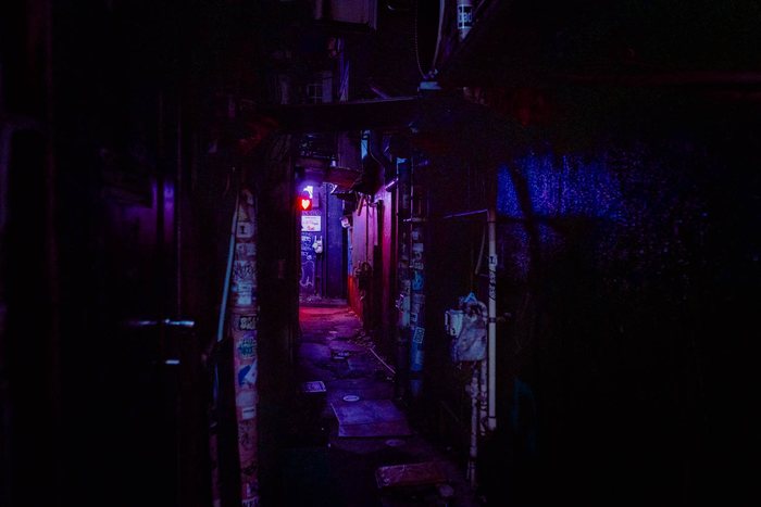 Yokohama neon viola strada, fotografia di viaggio e street photography in Giappone