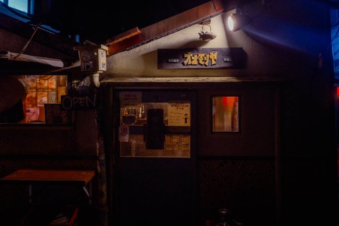 Yokohama ristorante luce calda, fotografia di viaggio e street photography in Giappone
