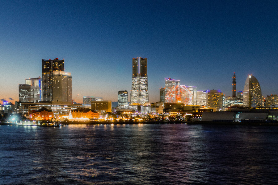 Skyline di Yokohama illuminato oltre la baia