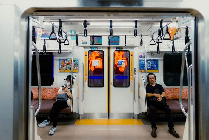 Yokohama stazione folla controluce, fotografia di viaggio e street photography in Giappone