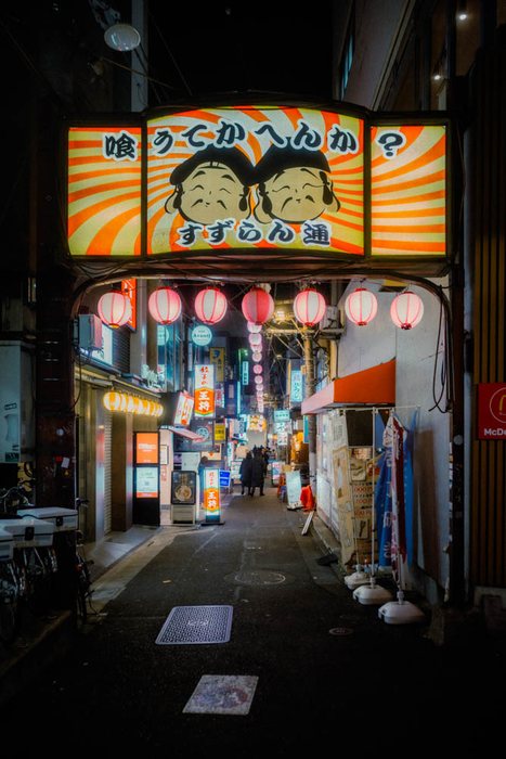 Yokohama stazione passeggeri ombra, fotografia di viaggio e street photography in Giappone