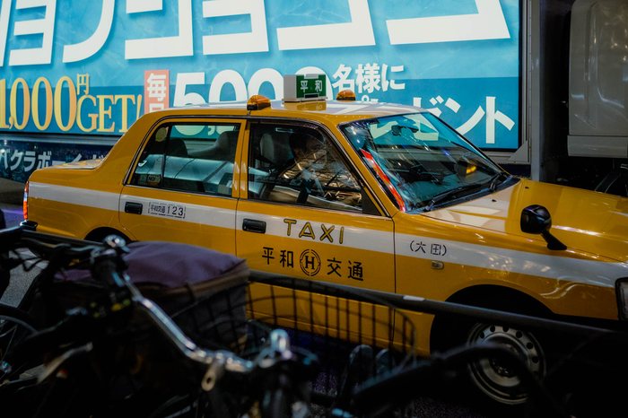 Yokohama vicolo neon viola, fotografia di viaggio e street photography in Giappone